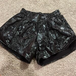 Lululemon Hotty Hot 4 inch shorts